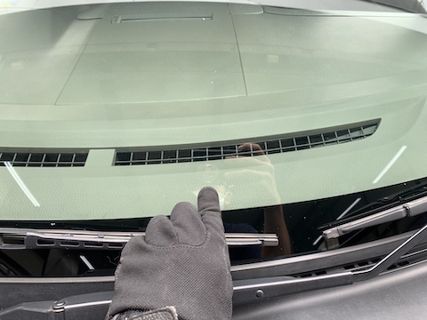 フロントガラスに大きなひび割れ500円玉超えても修理可能！