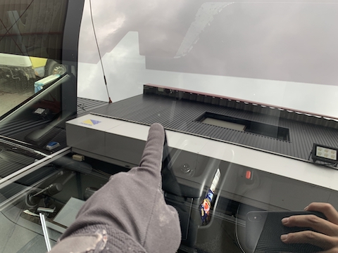 フロントガラスヒビ割れは交換必要なくて直せます！