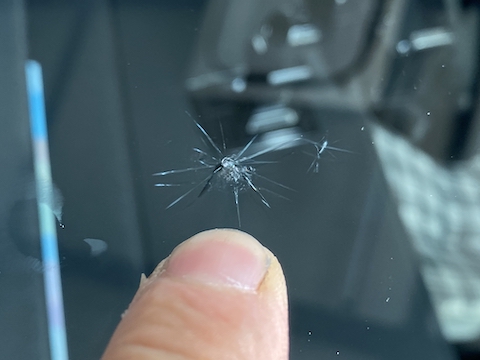 大阪でウインドリペアとガラス交換を専門技術者が自社施工