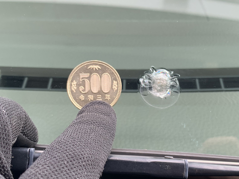 フロントガラスに大きなひび割れ500円玉超えても修理可能！