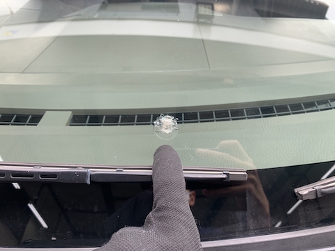 フロントガラスに大きなひび割れ500円玉超えても修理可能！