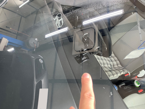 大阪でウインドリペアとガラス交換を専門技術者が自社施工