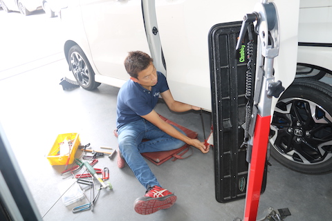車のプレスラインの潰れ・ヘコミでも塗装なしで即時修理！