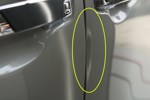 車のドアエッジの折れ曲がり修理も塗装しないデントリペア！