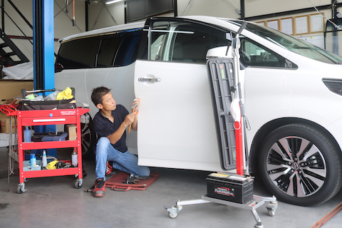 車のドアエッジの折れ曲がり修理も塗装しないデントリペア！