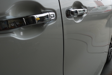 車のドアエッジの折れ曲がり修理も塗装しないデントリペア！