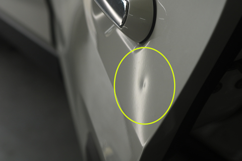 パールホワイトの板金・塗装は高額修理！デントリペアなら8,000円〜