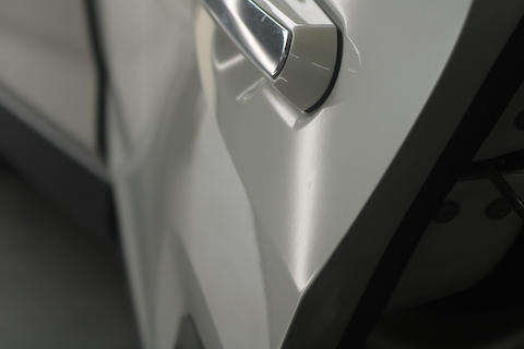 パールホワイトの板金・塗装は高額修理！デントリペアなら8,000円〜