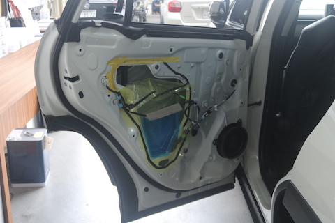 パールホワイトの板金・塗装は高額修理！デントリペアなら8,000円〜