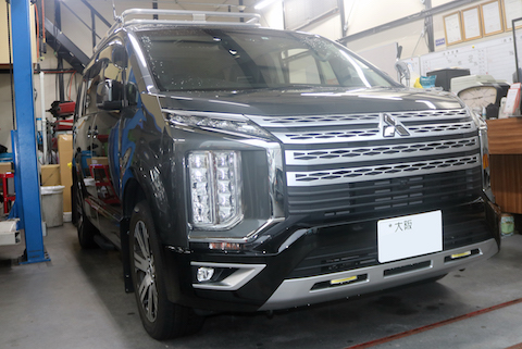 ドアを開けるときにコツンと当て、傷のないヘコミ。デントリペアで解決！