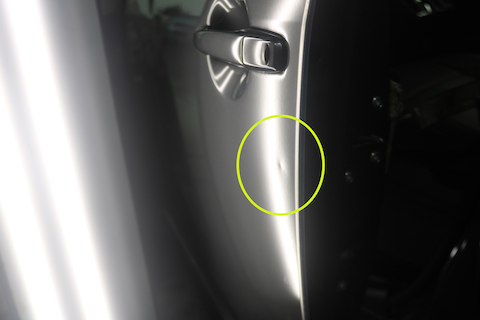 ドアを開けるときにコツンと当て、傷のないヘコミ。デントリペアで解決！