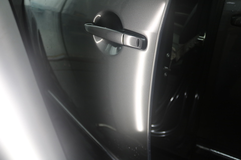 ドアを開けるときにコツンと当て、傷のないヘコミ。デントリペアで解決！