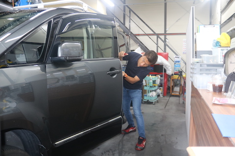 ドアを開けるときにコツンと当て、傷のないヘコミ。デントリペアで解決！