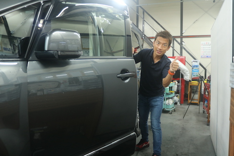 ドアを開けるときにコツンと当て、傷のないヘコミ。デントリペアで解決！