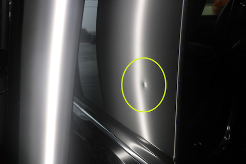 ドアを開けるときにコツンと当て、傷のないヘコミ。デントリペアで解決！