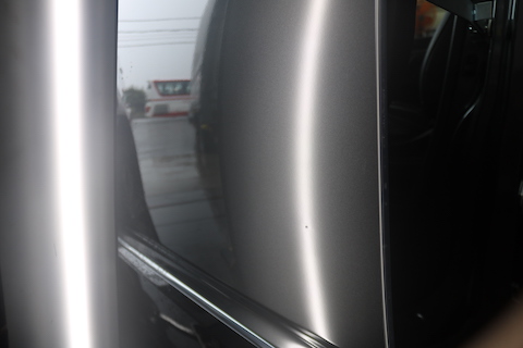 ドアを開けるときにコツンと当て、傷のないヘコミ。デントリペアで解決！