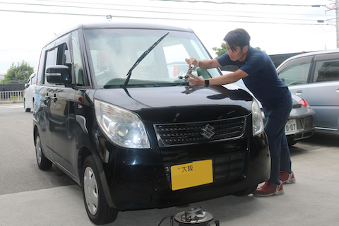 フロントガラスに大きなひび割れ500円玉超えても修理可能！