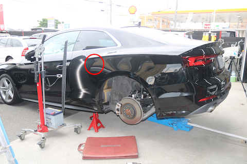 アウディのリアフェンダーのヘコミ修理が10秒で直る？！