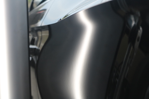 アウディのリアフェンダーのヘコミ修理が10秒で直る？！