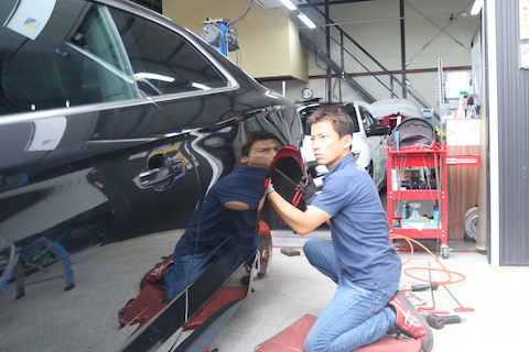 アウディのリアフェンダーのヘコミ修理が10秒で直る？！