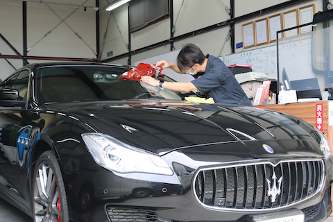 マセラティのフロントガラス修理は16,500円