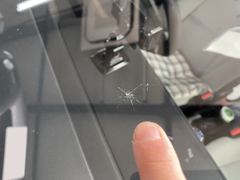 大阪でウインドリペアとガラス交換を専門技術者が自社施工