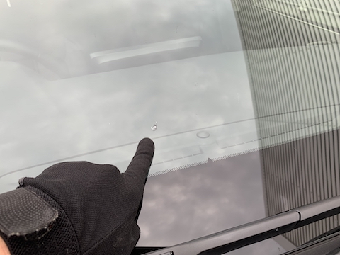 フロントガラスの端についたひび割れ修理も可能！