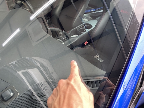 フロントガラスに飛び石で小さい傷、どうすればいい？