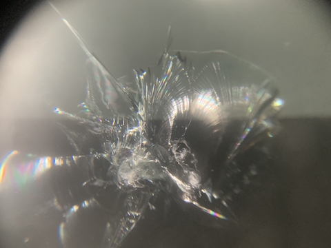 フロントガラスの線傷、小さければ修理で補修できます！