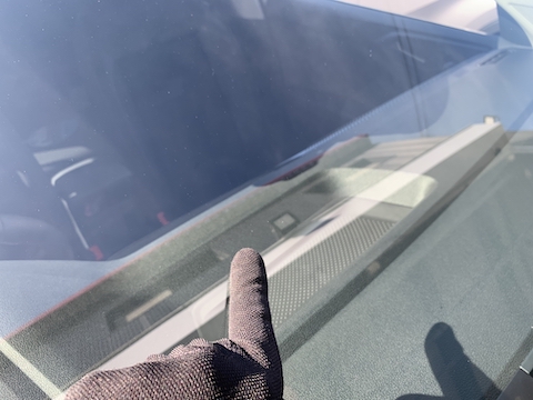 フロントガラスの傷を目立たなくする修理方法