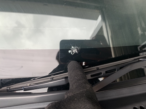 フロントガラスの線傷、小さければ修理で補修できます！