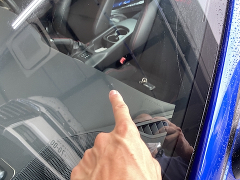 フロントガラスに飛び石で小さい傷、どうすればいい？