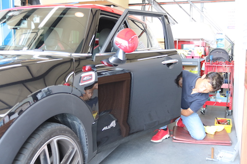 車のドアをぶつけた修理代、8,000円〜で直ります！