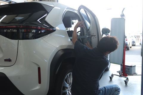 ヤリスクロスのヘコミ修理、新車なら塗装よりもデントリペア！