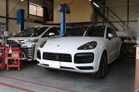 ポルシェのアルミボンネットの凹みも塗装しないで直せます！