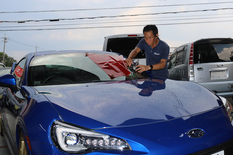 フロントガラスに飛び石で小さい傷、どうすればいい？