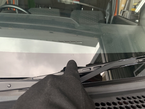 フロントガラスの線傷、小さければ修理で補修できます！