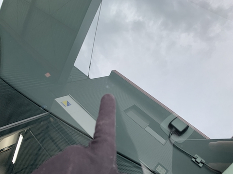 アルファードのガラス交換は高額！修理なら1.5万円