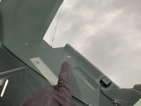 アルファードのガラス交換は高額！修理なら1.5万円