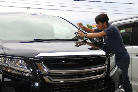 アルファードのガラス交換は高額！修理なら1.5万円