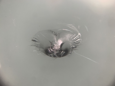 アルファードのガラス交換は高額！修理なら1.5万円