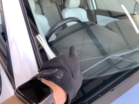 フロントガラスのヒビは大きくなって車検不合格になります！