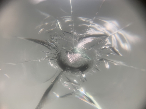 フロントガラスの100円玉超えるひび割れも直ります！