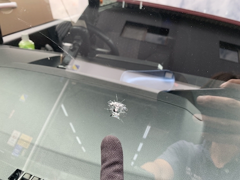 フロントガラスの100円玉超えるひび割れも直ります！