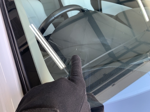 フロントガラスのヒビは大きくなって車検不合格になります！