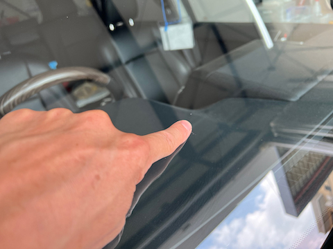 フロントガラスが飛び石で欠けた！目立った傷を補修で修理