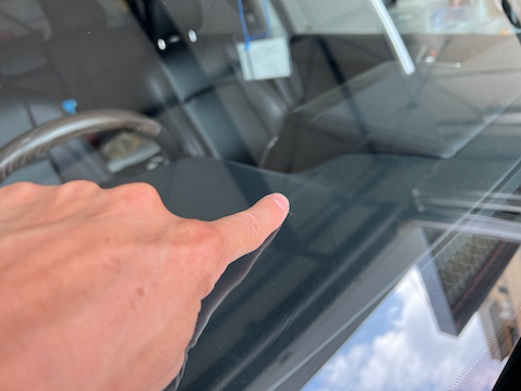 フロントガラスが飛び石で欠けた！目立った傷を補修で修理