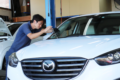 フロントガラスのヒビは大きくなって車検不合格になります！