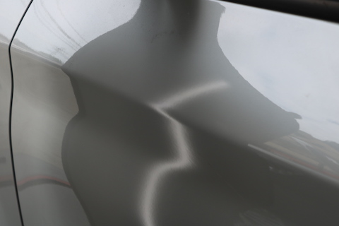 プレスラインが潰れたヘコミを短時間で綺麗に復元！