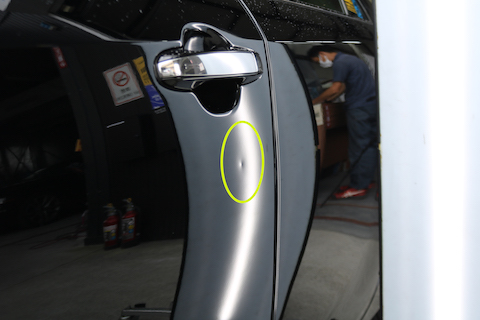 車のこすり傷とドアパンチのヘコミを同時に直す！